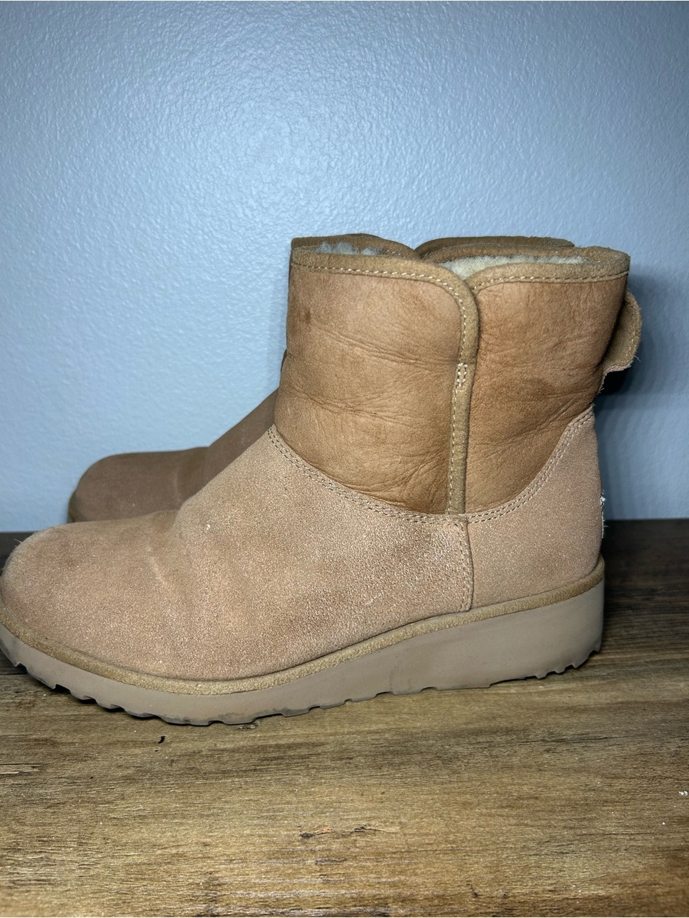 UGG women’s  Short Shearling Boot - Chestnut/Tan - Picture 2 of 6